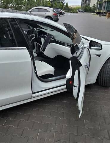 Белый Тесла Модель С, объемом двигателя 0 л и пробегом 42 тыс. км за 25000 $, фото 2 на Automoto.ua