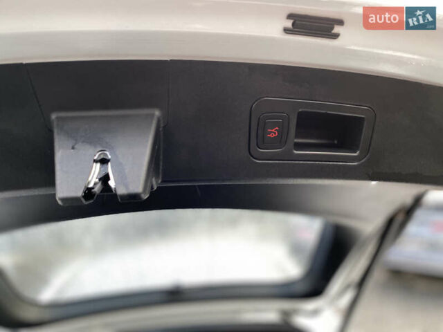 Білий Тесла Модель С, об'ємом двигуна 0 л та пробігом 246 тис. км за 16999 $, фото 98 на Automoto.ua