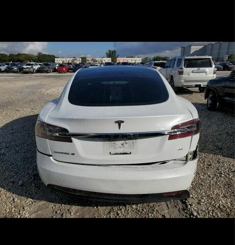 Белый Тесла Модель С, объемом двигателя 0 л и пробегом 216 тыс. км за 11000 $, фото 5 на Automoto.ua