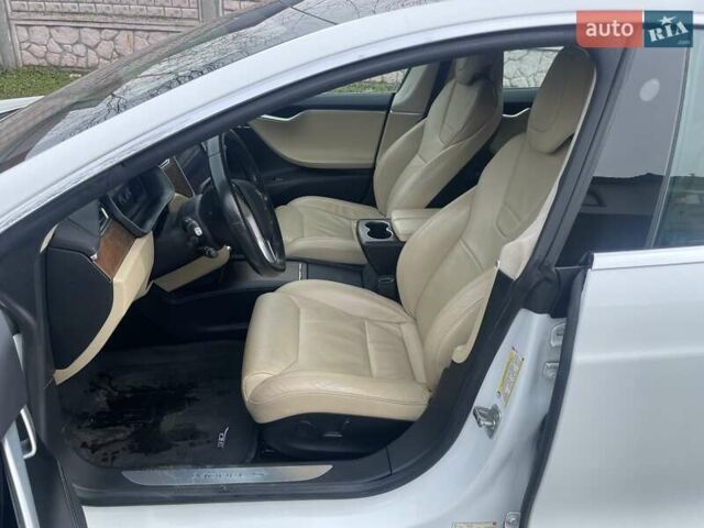 Белый Тесла Модель С, объемом двигателя 0 л и пробегом 275 тыс. км за 15900 $, фото 16 на Automoto.ua