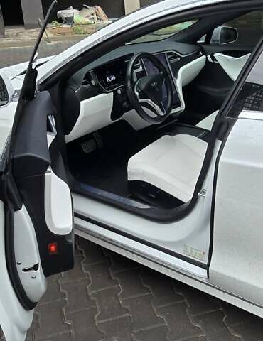 Белый Тесла Модель С, объемом двигателя 0 л и пробегом 42 тыс. км за 25000 $, фото 6 на Automoto.ua