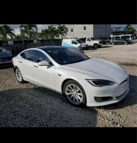 Белый Тесла Модель С, объемом двигателя 0 л и пробегом 216 тыс. км за 11000 $, фото 3 на Automoto.ua