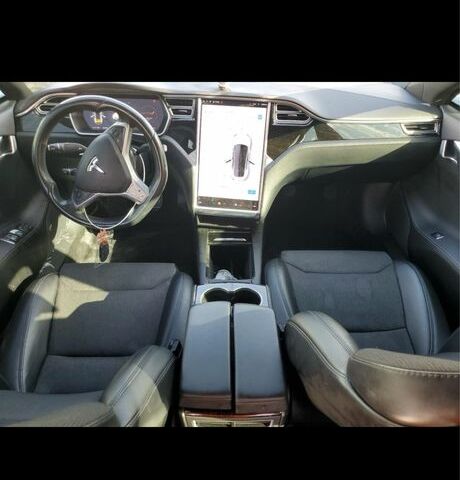 Белый Тесла Модель С, объемом двигателя 0 л и пробегом 216 тыс. км за 11000 $, фото 6 на Automoto.ua