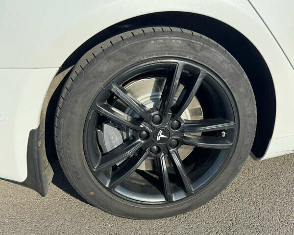 Белый Тесла Модель С, объемом двигателя 0 л и пробегом 130 тыс. км за 22800 $, фото 14 на Automoto.ua