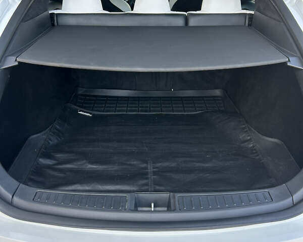 Белый Тесла Модель С, объемом двигателя 0 л и пробегом 130 тыс. км за 28200 $, фото 10 на Automoto.ua