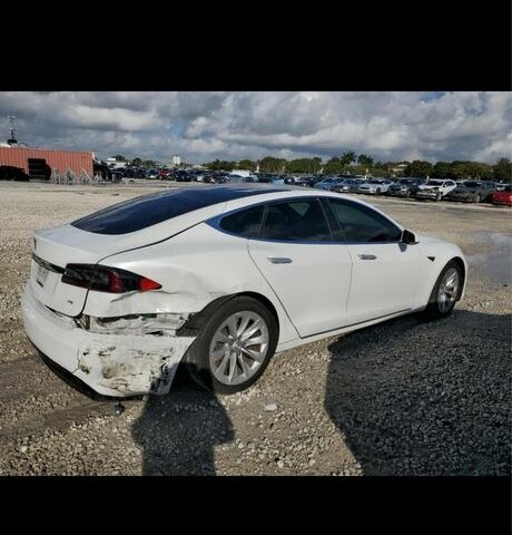 Белый Тесла Модель С, объемом двигателя 0 л и пробегом 216 тыс. км за 11000 $, фото 2 на Automoto.ua