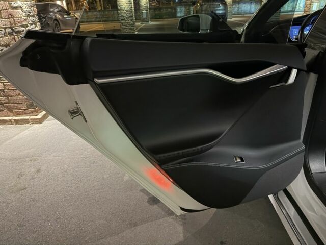 Белый Тесла Модель С, объемом двигателя 0 л и пробегом 218 тыс. км за 17000 $, фото 11 на Automoto.ua