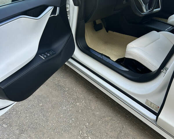 Белый Тесла Модель С, объемом двигателя 0 л и пробегом 130 тыс. км за 28200 $, фото 5 на Automoto.ua