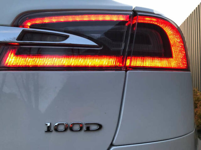 Белый Тесла Модель С, объемом двигателя 0 л и пробегом 162 тыс. км за 26500 $, фото 7 на Automoto.ua