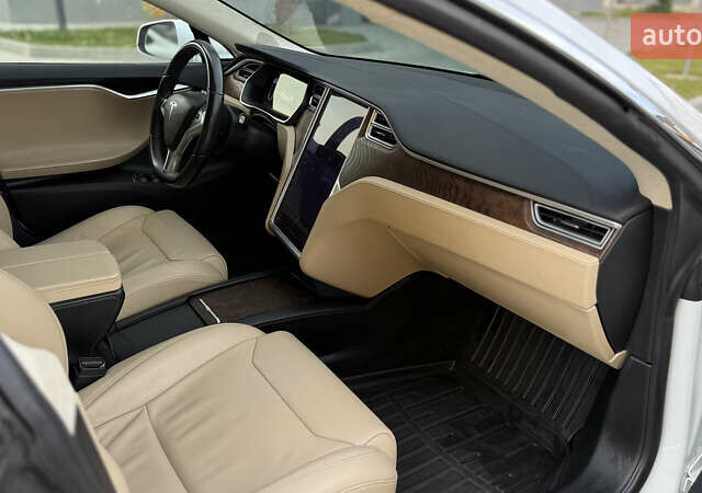 Белый Тесла Модель С, объемом двигателя 0 л и пробегом 102 тыс. км за 17990 $, фото 48 на Automoto.ua