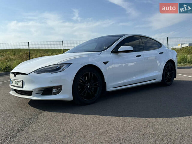 Белый Тесла Модель С, объемом двигателя 0 л и пробегом 130 тыс. км за 22800 $, фото 1 на Automoto.ua