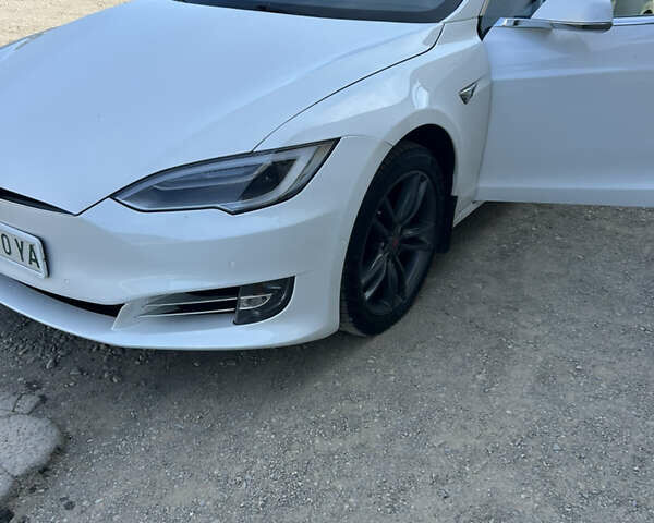 Белый Тесла Модель С, объемом двигателя 0 л и пробегом 130 тыс. км за 28200 $, фото 4 на Automoto.ua