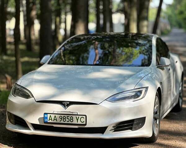 Белый Тесла Модель С, объемом двигателя 0 л и пробегом 159 тыс. км за 17999 $, фото 2 на Automoto.ua