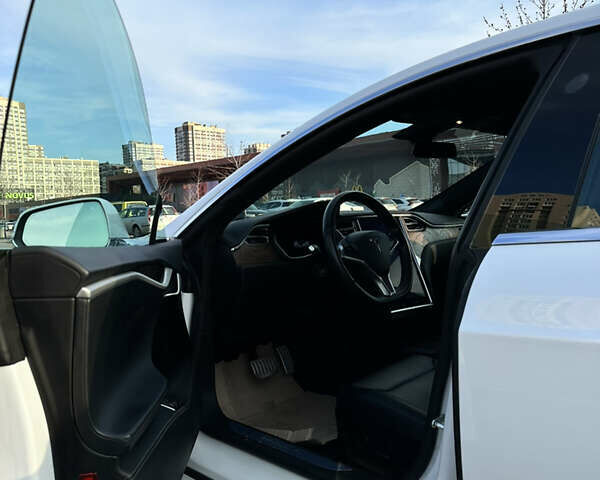 Белый Тесла Модель С, объемом двигателя 0 л и пробегом 104 тыс. км за 39500 $, фото 9 на Automoto.ua