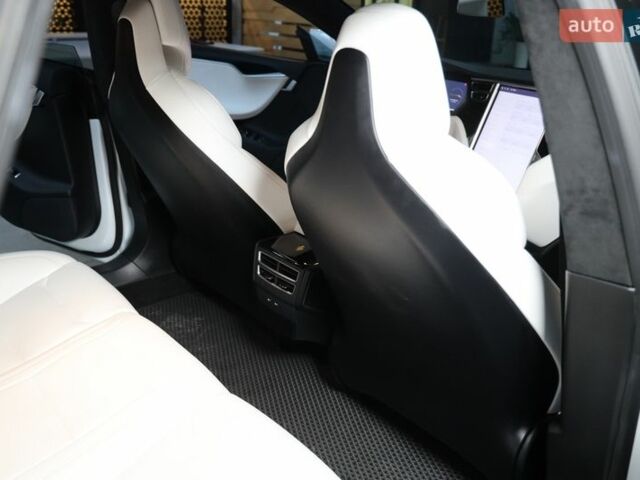 Білий Тесла Модель С, об'ємом двигуна 0 л та пробігом 105 тис. км за 17500 $, фото 48 на Automoto.ua