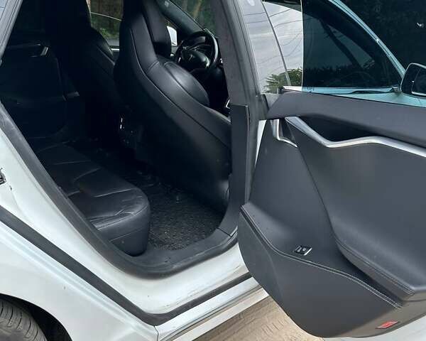 Белый Тесла Модель С, объемом двигателя 0 л и пробегом 162 тыс. км за 20900 $, фото 6 на Automoto.ua
