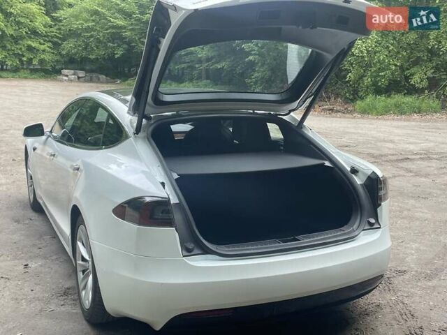 Белый Тесла Модель С, объемом двигателя 0 л и пробегом 90 тыс. км за 18000 $, фото 5 на Automoto.ua