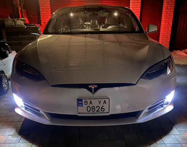 Белый Тесла Модель С, объемом двигателя 0 л и пробегом 90 тыс. км за 25000 $, фото 11 на Automoto.ua