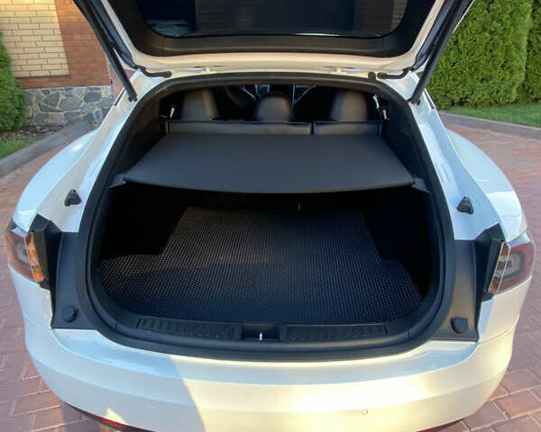 Белый Тесла Модель С, объемом двигателя 0 л и пробегом 90 тыс. км за 25000 $, фото 5 на Automoto.ua