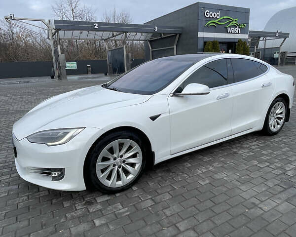 Белый Тесла Модель С, объемом двигателя 0 л и пробегом 149 тыс. км за 20500 $, фото 1 на Automoto.ua