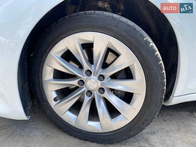 Белый Тесла Модель С, объемом двигателя 0 л и пробегом 84 тыс. км за 23000 $, фото 10 на Automoto.ua