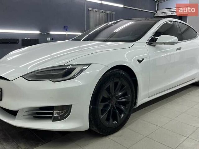 Белый Тесла Модель С, объемом двигателя 0 л и пробегом 159 тыс. км за 29900 $, фото 6 на Automoto.ua
