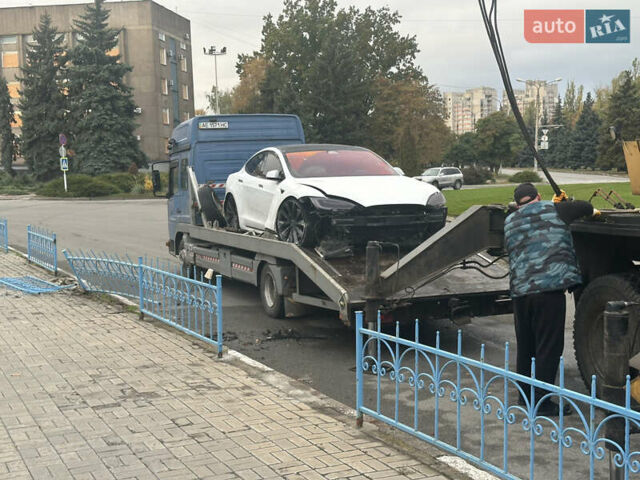 Тесла Модель С 2018 в Никополе на Automoto.ua Белый Тесла Модель С, объемом двигателя 0 л и пробегом 100 тыс. км за 16000 $, фото 5 на Automoto.ua