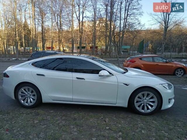 Белый Тесла Модель С, объемом двигателя 0 л и пробегом 100 тыс. км за 20911 $, фото 16 на Automoto.ua