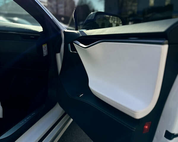 Белый Тесла Модель С, объемом двигателя 0 л и пробегом 198 тыс. км за 31999 $, фото 20 на Automoto.ua