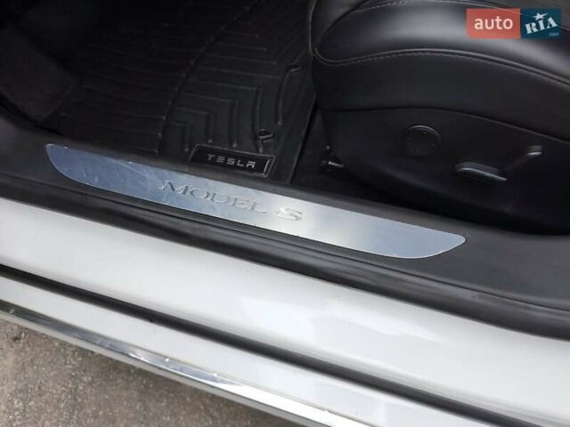 Белый Тесла Модель С, объемом двигателя 0 л и пробегом 178 тыс. км за 22999 $, фото 50 на Automoto.ua