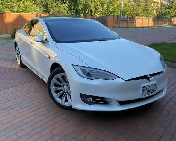 Белый Тесла Модель С, объемом двигателя 0 л и пробегом 90 тыс. км за 25000 $, фото 1 на Automoto.ua