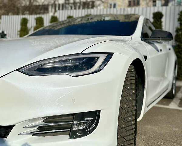 Белый Тесла Модель С, объемом двигателя 0 л и пробегом 198 тыс. км за 31999 $, фото 3 на Automoto.ua