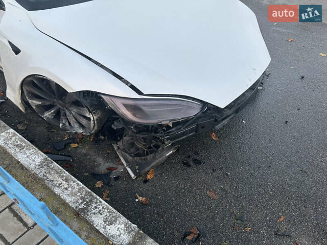 Тесла Модель С 2018 в Никополе на Automoto.ua Белый Тесла Модель С, объемом двигателя 0 л и пробегом 100 тыс. км за 16000 $, фото 2 на Automoto.ua