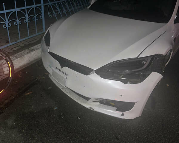 Тесла Модель С 2018 в Никополе на Automoto.ua Белый Тесла Модель С, объемом двигателя 0 л и пробегом 100 тыс. км за 16000 $, фото 8 на Automoto.ua