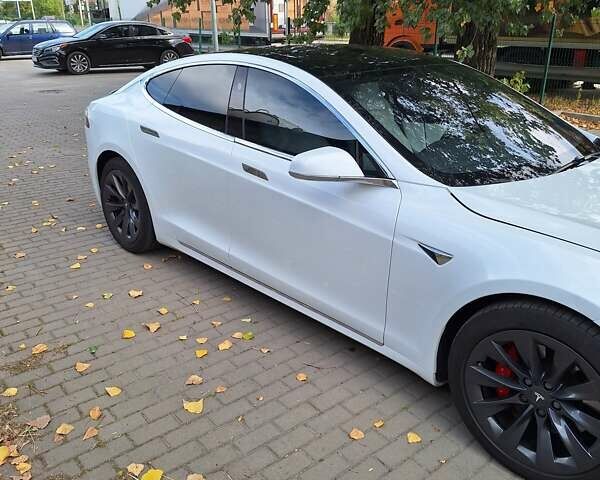 Белый Тесла Модель С, объемом двигателя 0 л и пробегом 139 тыс. км за 27700 $, фото 1 на Automoto.ua