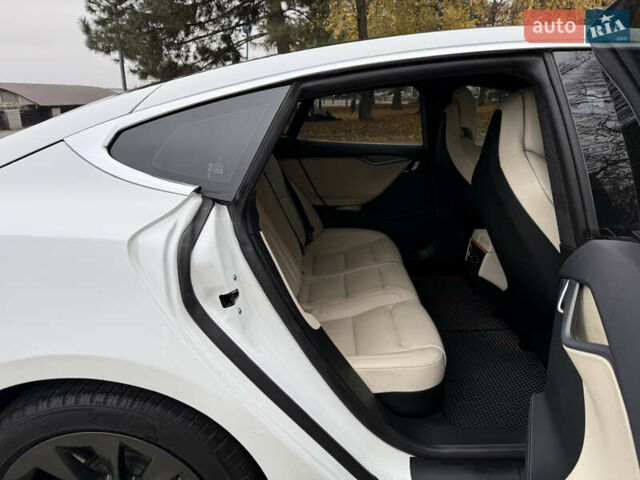 Білий Тесла Модель С, об'ємом двигуна 0 л та пробігом 52 тис. км за 27800 $, фото 28 на Automoto.ua