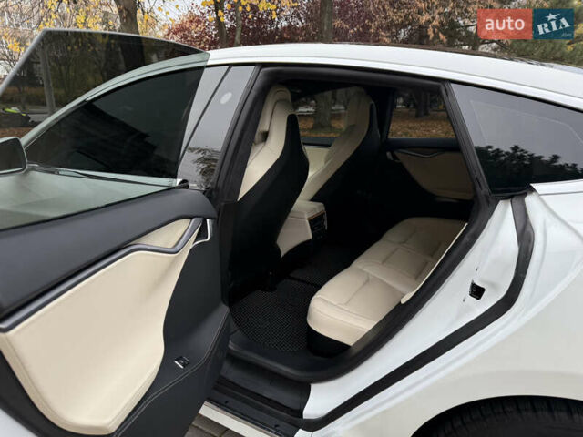 Білий Тесла Модель С, об'ємом двигуна 0 л та пробігом 52 тис. км за 27800 $, фото 30 на Automoto.ua