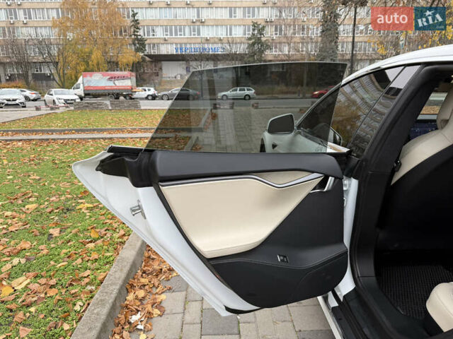 Білий Тесла Модель С, об'ємом двигуна 0 л та пробігом 52 тис. км за 27800 $, фото 29 на Automoto.ua