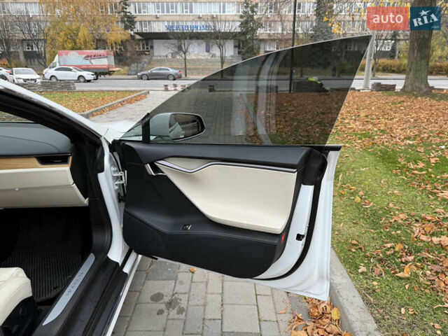 Білий Тесла Модель С, об'ємом двигуна 0 л та пробігом 52 тис. км за 27800 $, фото 24 на Automoto.ua