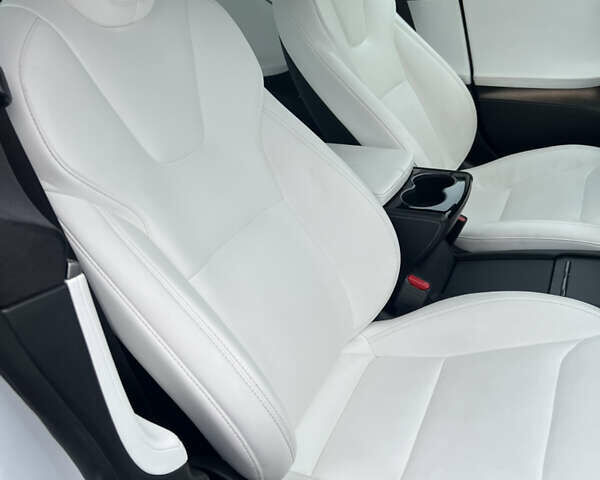 Белый Тесла Модель С, объемом двигателя 0 л и пробегом 149 тыс. км за 24900 $, фото 24 на Automoto.ua