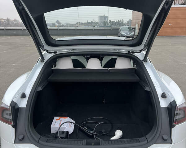 Белый Тесла Модель С, объемом двигателя 0 л и пробегом 149 тыс. км за 24900 $, фото 20 на Automoto.ua