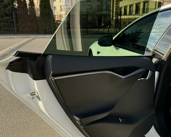 Белый Тесла Модель С, объемом двигателя 0 л и пробегом 100 тыс. км за 25500 $, фото 59 на Automoto.ua