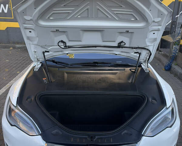 Белый Тесла Модель С, объемом двигателя 0 л и пробегом 85 тыс. км за 29500 $, фото 38 на Automoto.ua