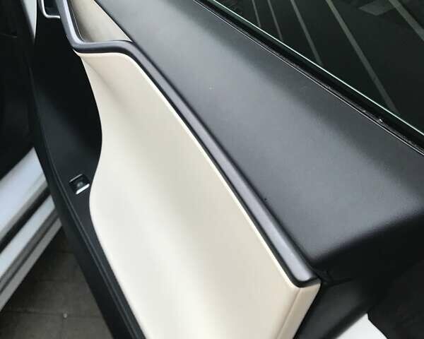 Белый Тесла Модель С, объемом двигателя 0 л и пробегом 55 тыс. км за 25000 $, фото 16 на Automoto.ua