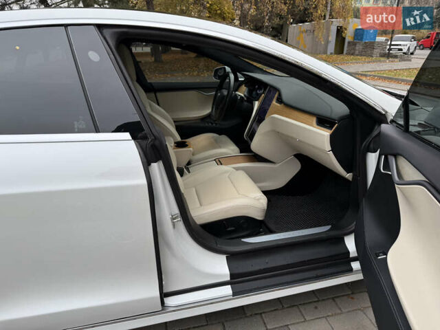 Білий Тесла Модель С, об'ємом двигуна 0 л та пробігом 52 тис. км за 27800 $, фото 25 на Automoto.ua