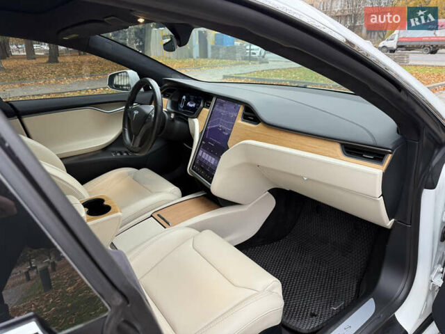 Білий Тесла Модель С, об'ємом двигуна 0 л та пробігом 52 тис. км за 27800 $, фото 26 на Automoto.ua