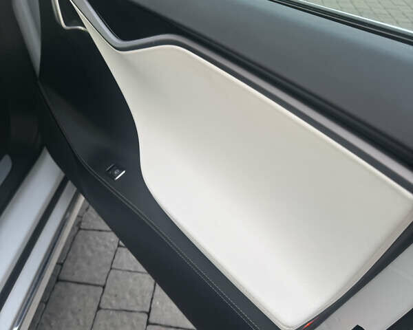 Белый Тесла Модель С, объемом двигателя 0 л и пробегом 154 тыс. км за 28000 $, фото 7 на Automoto.ua