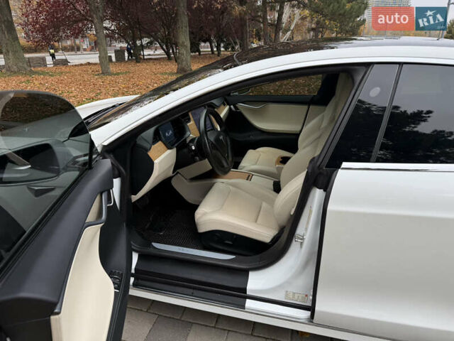 Білий Тесла Модель С, об'ємом двигуна 0 л та пробігом 52 тис. км за 27800 $, фото 22 на Automoto.ua