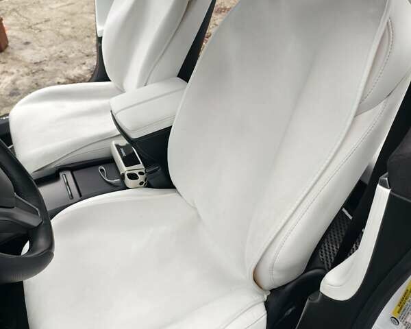 Білий Тесла Модель С, об'ємом двигуна 0 л та пробігом 39 тис. км за 34999 $, фото 18 на Automoto.ua