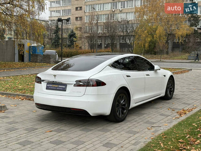 Білий Тесла Модель С, об'ємом двигуна 0 л та пробігом 52 тис. км за 27800 $, фото 7 на Automoto.ua